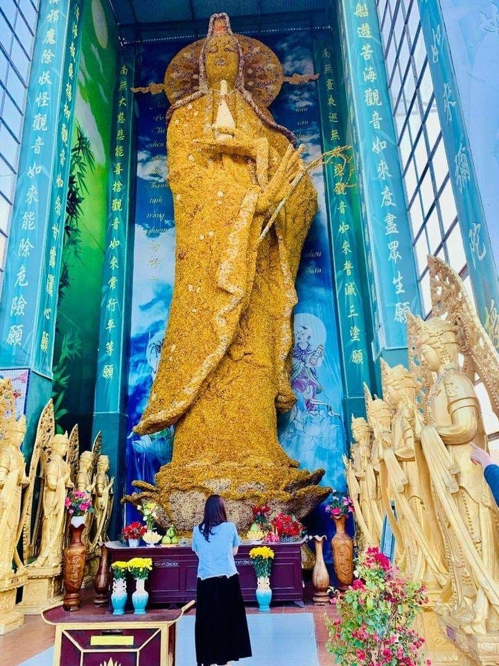 Tượng Quan Thế Âm làm từ hoa bất tử lớn nhất châu Á – kiệt tác nghệ thuật đầy ý nghĩa tại Chùa Ve Chai Đà Lạt