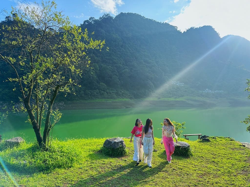 Hồ Thang Hen mê hoặc du khách bởi làn nước xanh ngọc và khung cảnh núi rừng thơ mộng