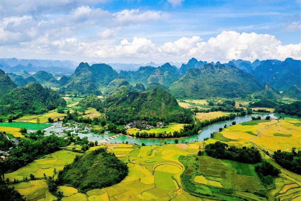Cách di chuyển đến Cao Bằng tiện nhất là bằng xe khách hoặc ô tô từ Hà Nội