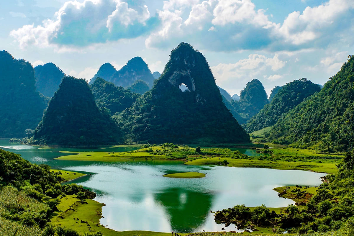Núi Mắt Thần gây ấn tượng với hình dáng độc đáo như con mắt khổng lồ giữa núi rừng Cao Bằng