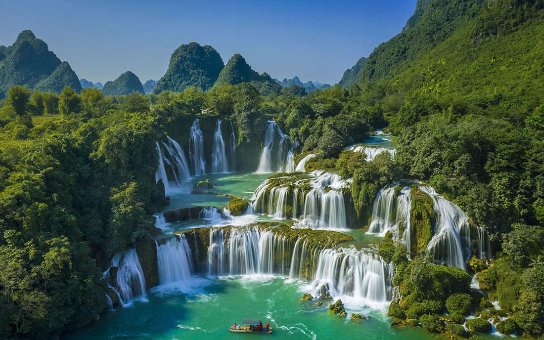 Thác Bản Giốc là biểu tượng du lịch Cao Bằng với vẻ đẹp hùng vĩ và thơ mộng bậc nhất Việt Nam