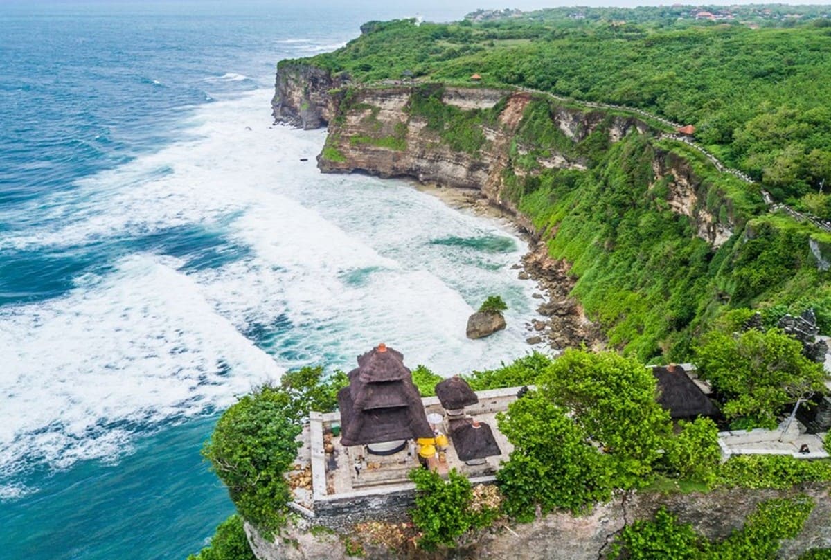 uluwatu temple Hai bên đền Uluwatu là những vách đá dựng đứng và sóng biển ầm ầm vỗ về
