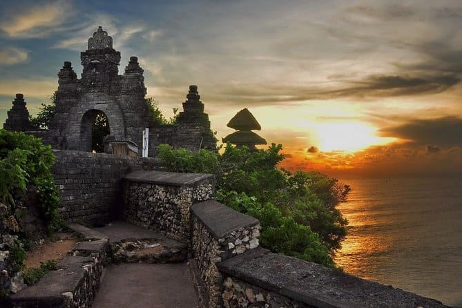 uluwatu temple Hoàng hôn tại đền Uluwatu mang đến cảnh sắc tuyệt đẹp