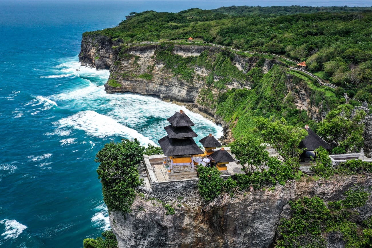 uluwatu temple Uluwatu Temple là ngôi đền Hindu cổ nằm trên vách đá tuyệt đẹp ở phía nam Bali