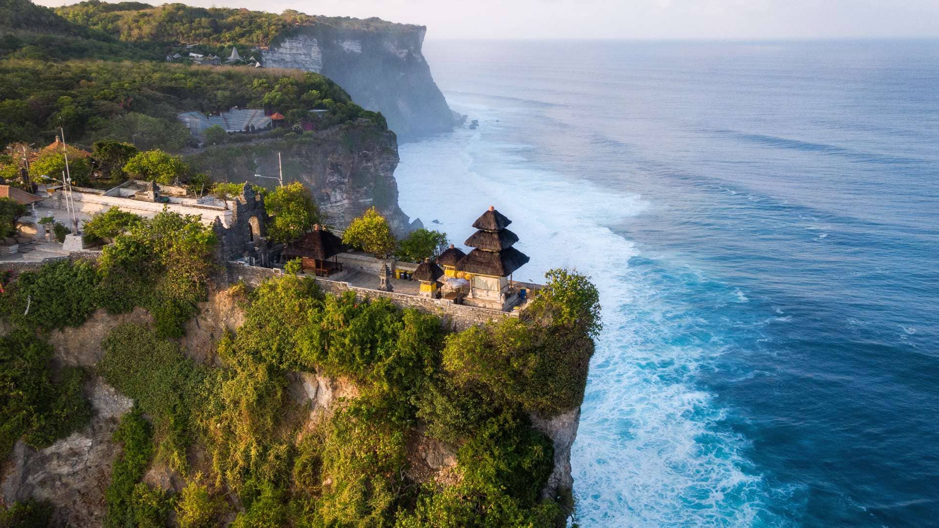 Uluwatu Temple – Ngôi đền trên vách đá hùng vĩ giữa biển trời Bali