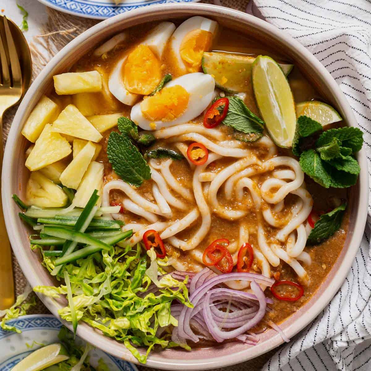 ẩm thực malaysia Assam Laksa – mì chua cay đậm đà, hương vị đặc trưng của ẩm thực Malaysia