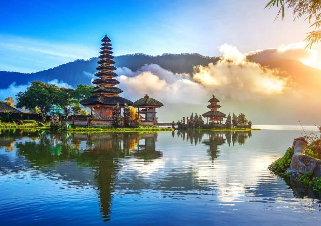 tháng 7 nên đi du lịch ở đâu Bali tháng 7 nắng vàng, biển xanh mát rượi chờ đón bạn