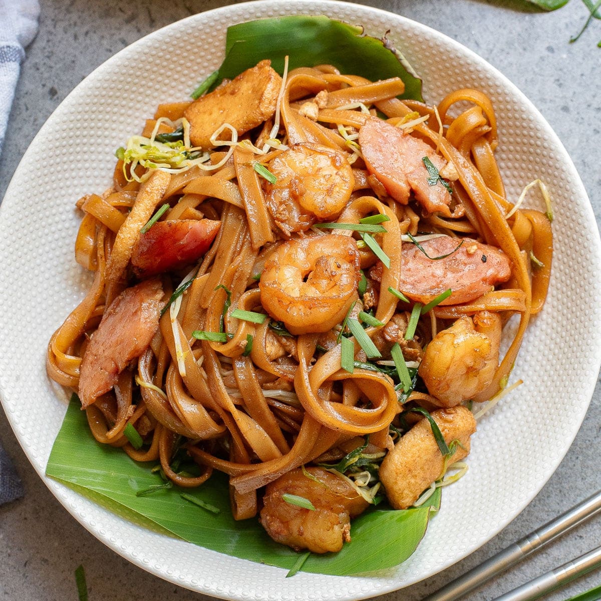 ẩm thực malaysia Char Kway Teow – mì xào thơm ngậy, đậm chất đường phố Malaysia