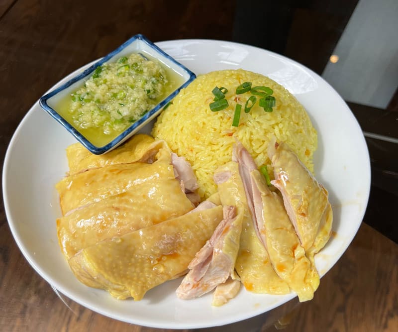 ẩm thực malaysia Cơm gà Hải Nam – cơm thơm mềm, gà ngọt đậm đà