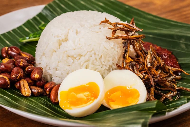 ẩm thực malaysia Nasi Lemak – biểu tượng ẩm thực quốc dân của Malaysia