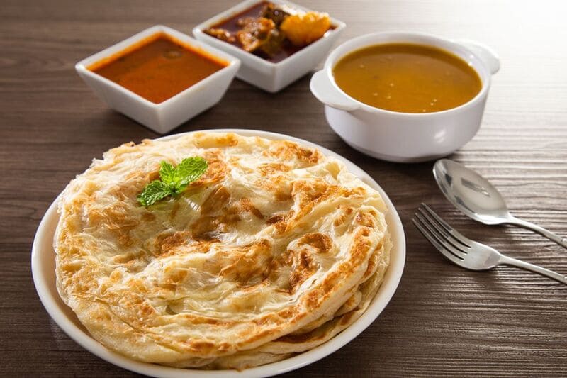 ẩm thực malaysia Roti Canai – bánh dẹt giòn rụm, ăn kèm cà ri thơm lừng