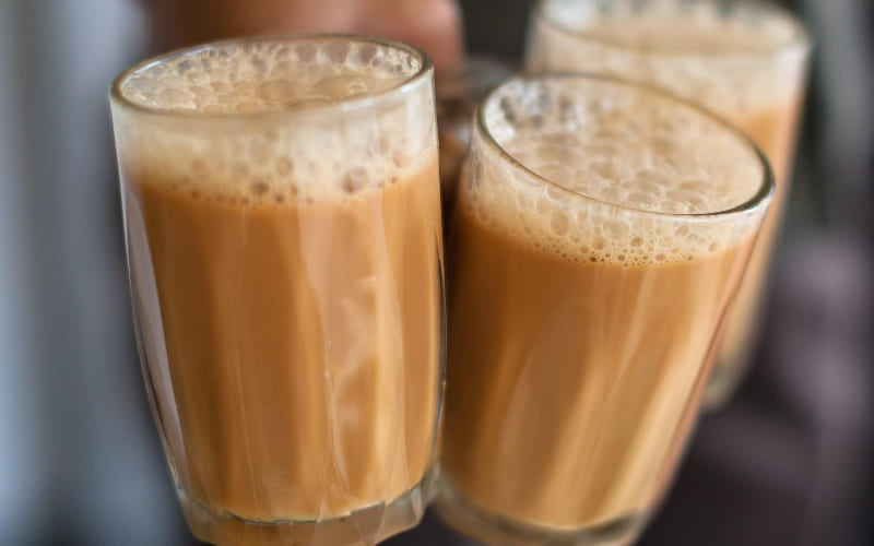 ẩm thực malaysia Teh Tarik – trà sữa đặc, ngọt thơm với hương vị đậm đà