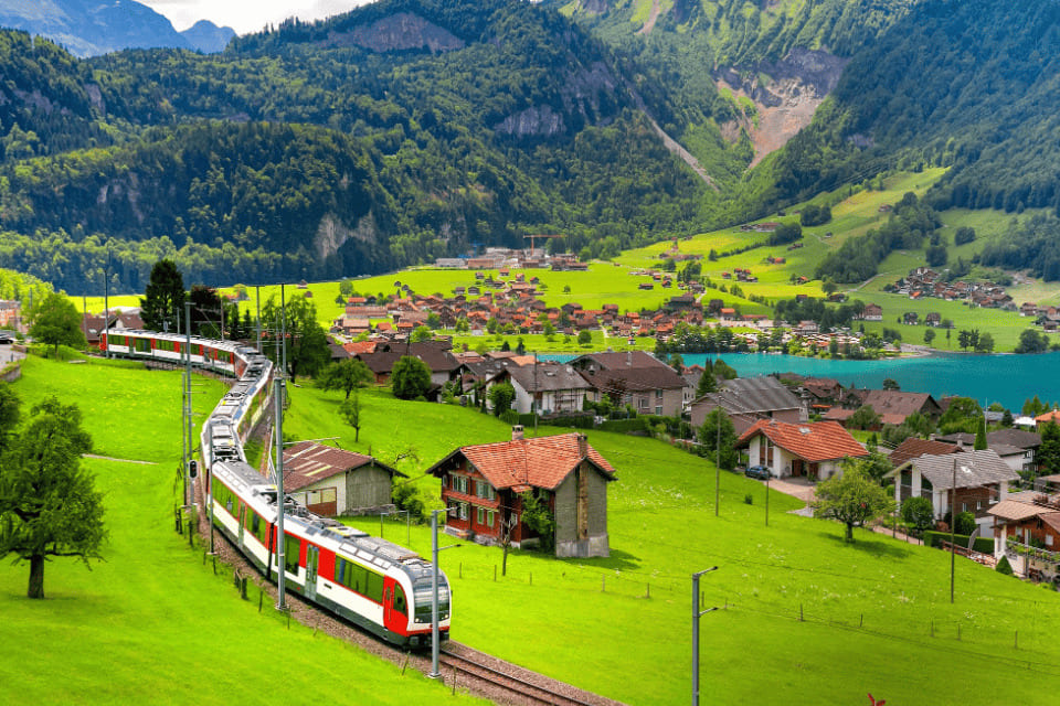 du lịch thụy sĩ Interlaken quyến rũ giữa hai hồ nước và núi đồi