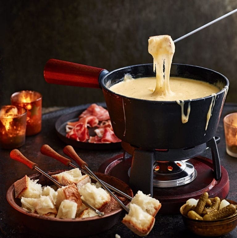 du lịch thụy sĩ Fondue béo ngậy thơm ngon, món đặc trưng của ẩm thực Thụy Sĩ