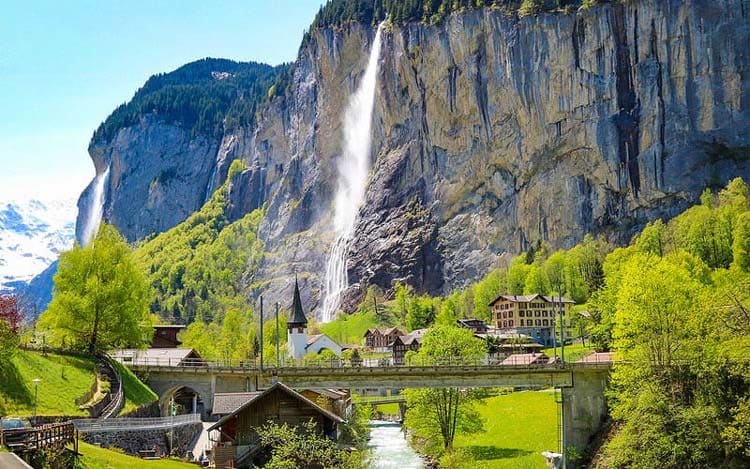 du lịch thụy sĩ Thung lũng Lauterbrunnen đẹp như tranh với thác đổ giữa núi non