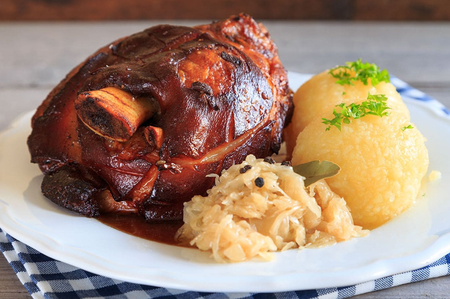du lịch đức Schweinshaxe – giò heo muối chiên giòn, béo ngậy, da giòn rụm hấp dẫn