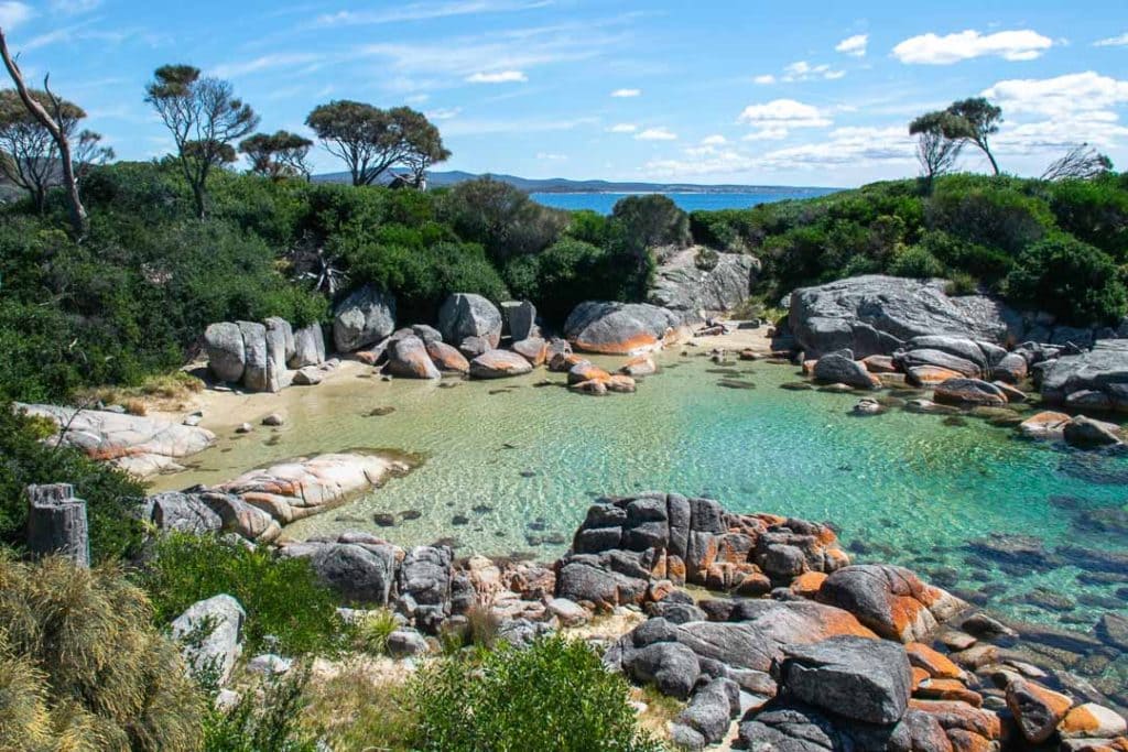 đảo tasmania Bay of Fires rực rỡ với bãi cát trắng và đá đỏ cam nổi bật
