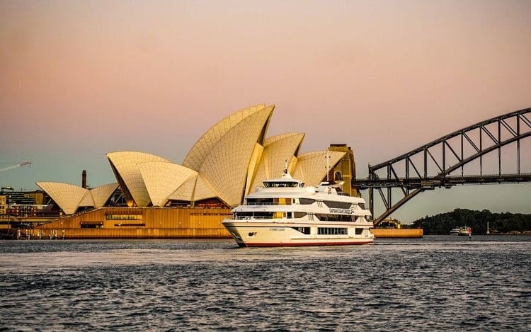 opera sydney Du khách ngắm Opera Sydney giữa vịnh xanh