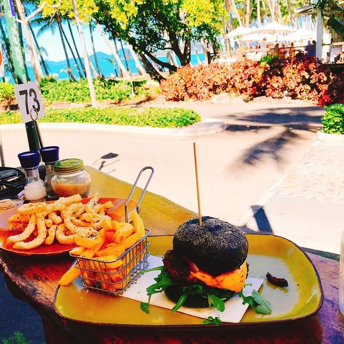 Du khách thưởng thức ẩm thực phong phú tại Palm Cove