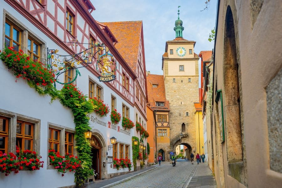 du lịch đức Rothenburg ob der Tauber – thị trấn cổ tích với tường thành và nhà gỗ trung cổ