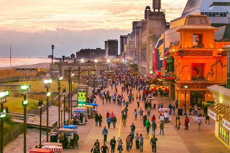 Atlantic City Boardwalk – con đường gỗ ven biển nổi tiếng, biểu tượng của thành phố với khung cảnh nhộn nhịp, rực rỡ suốt bốn mùa