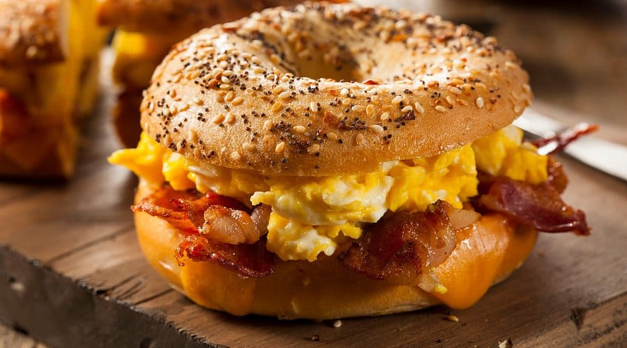du lịch bờ đông nước mỹ Bagel New York – chiếc bánh tròn nướng vàng giòn, dẻo mềm bên trong, biểu tượng ẩm thực đặc trưng của New York