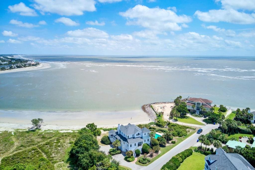 charleston Bãi biển Sullivan’s Island yên bình với bờ cát trắng mịn và làn nước trong xanh mát lành