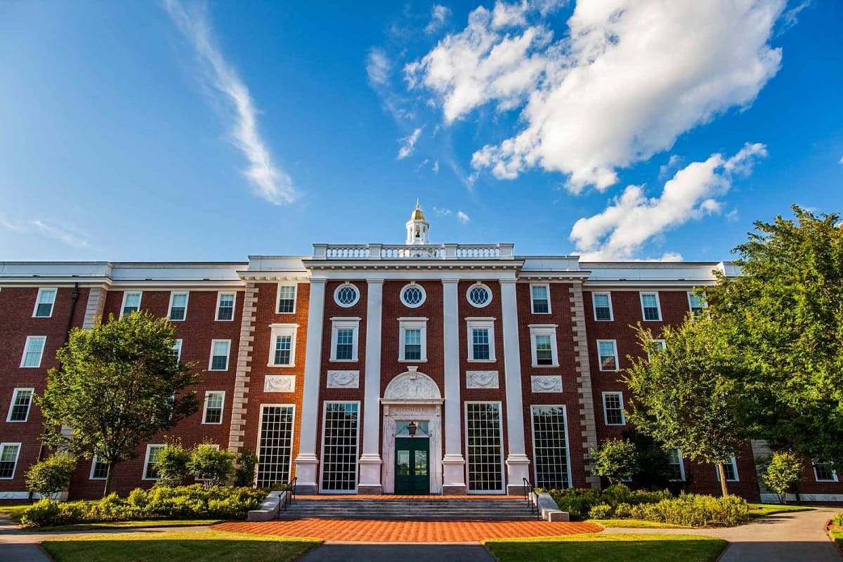 boston Đại học Harvard là ngôi trường danh giá bậc nhất thế giới, biểu tượng tri thức và học thuật nằm ngay gần Boston