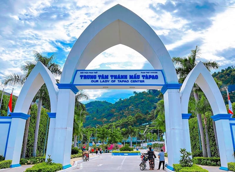 đức mẹ tà pao Cổng chào Trung tâm Thánh Mẫu Tà Pao – điểm khởi đầu hành trình hành hương linh thiêng