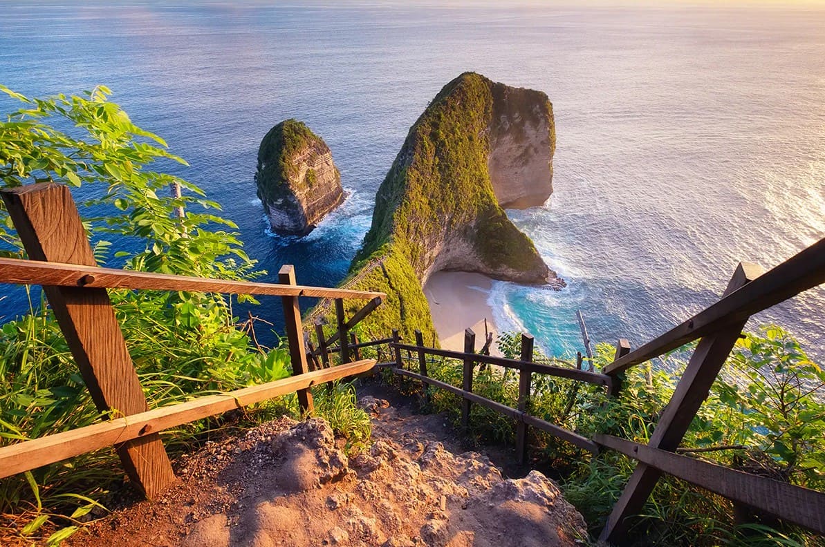 Kelingking Beach: Tuyệt tác thiên nhiên với vách đá khủng long ở biển trời Bali