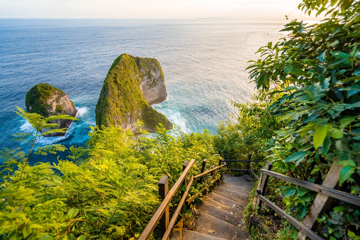 kelingking beach Kelingking Beach nổi bật với vách đá “sống lưng khủng long” độc đáo