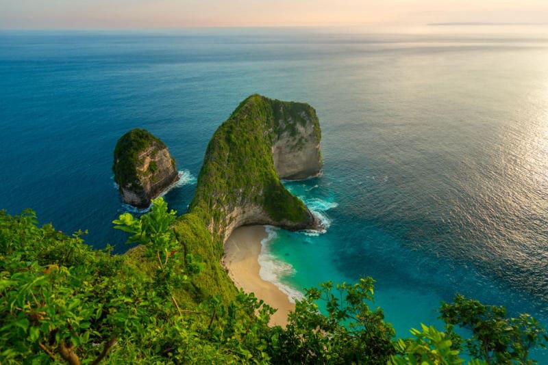 kelingking beach Bãi cát trắng và biển xanh ngọc làm nên vẻ đẹp quyến rũ của Kelingking Beach