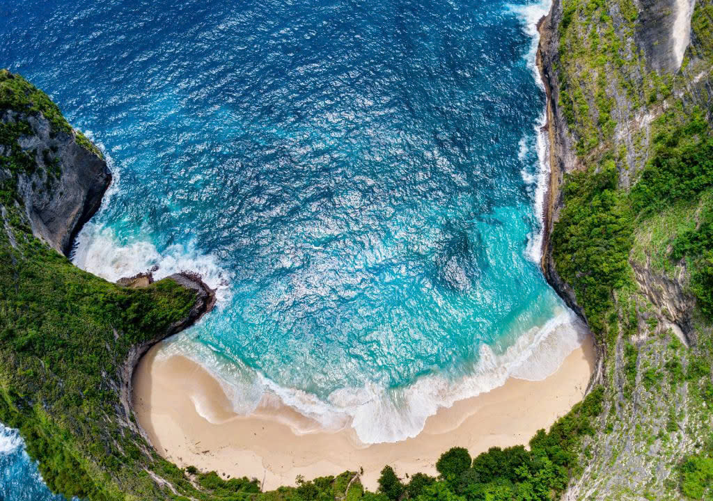 kelingking beach Tại Kelingking Beach Bali, bạn có thể trekking xuống bãi cát trắng mịn và tận hưởng làn nước biển trong xanh