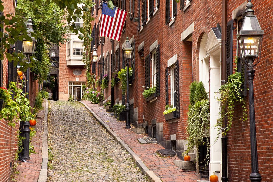 boston Khu phố Beacon Hill nổi bật với những con phố lát đá cuội và dãy nhà gạch đỏ cổ kính, mang đậm nét hoài niệm của Boston