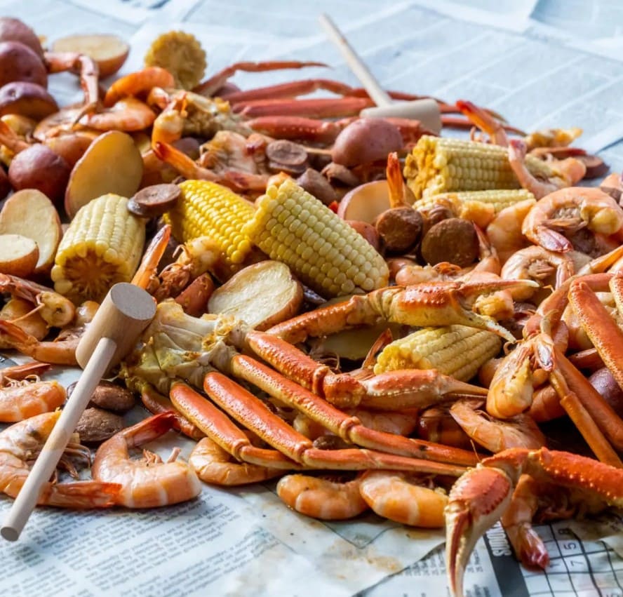 charleston Lowcountry Boil là bữa tiệc hải sản sôi động với tôm tươi, ngô ngọt, xúc xích và khoai tây luộc cùng gia vị đậm đà