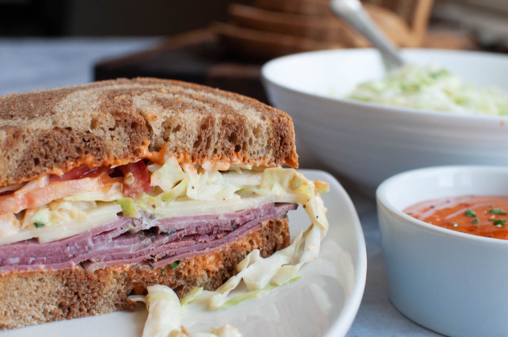 new york Pastrami on rye – món sandwich trứ danh của New York với thịt bò muối thơm lừng kẹp cùng bánh mì lúa mạch đen đậm vị