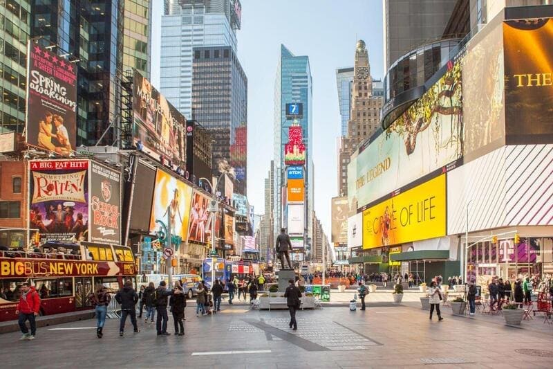 new york Quảng Trường Thời Đại (Times Square) – trái tim sôi động của New York, rực rỡ ánh đèn và nhộn nhịp suốt ngày đêm