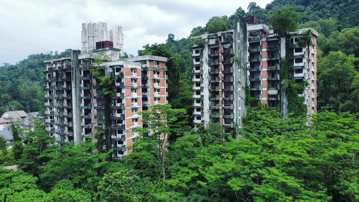 địa điểm ma ám du lịch malaysia Tháp Highland, Bukit Antarabangsa – tòa chung cư hoang tàn gắn liền với những lời đồn ma ám