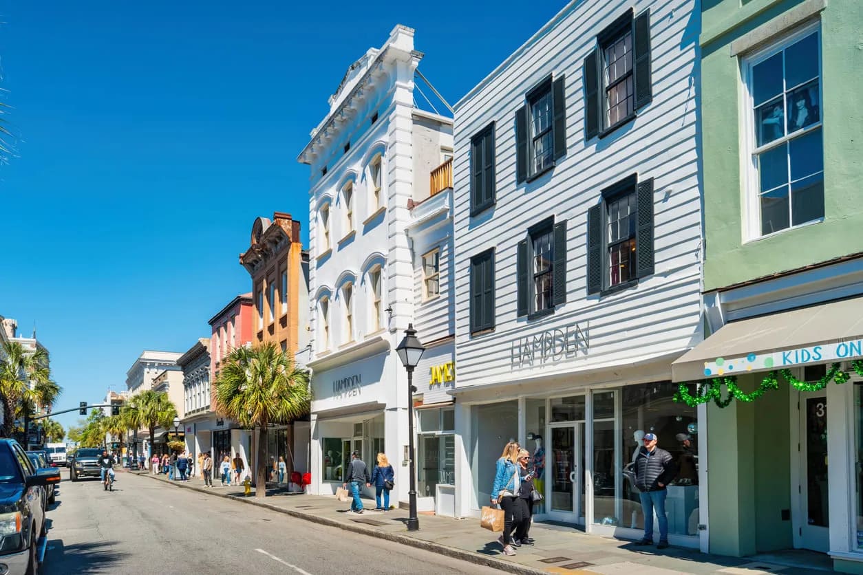 charleston Thiên đường mua sắm King Street sôi động với những cửa hàng thời trang, quán cà phê và không khí nhộn nhịp suốt ngày đêm
