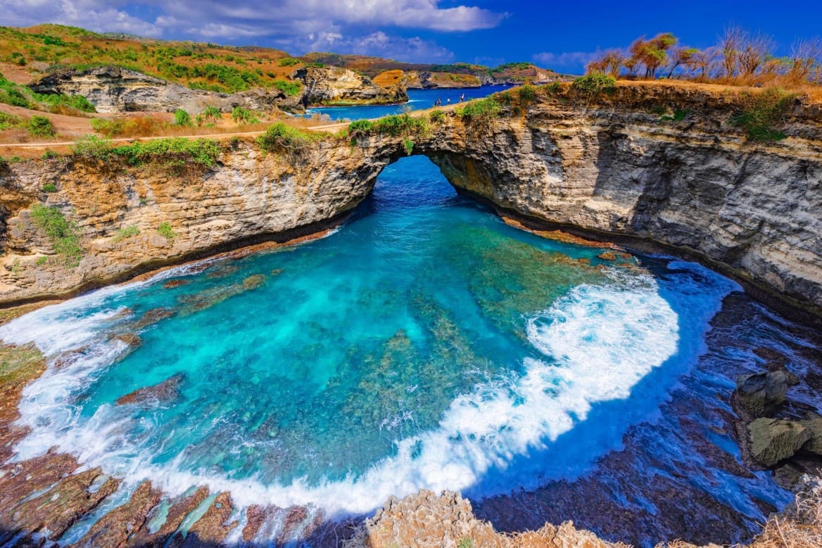 nusa penida Bể bơi vô cực Angel’s Billabong nổi bật với làn nước xanh ngọc và cảnh sắc kỳ ảo