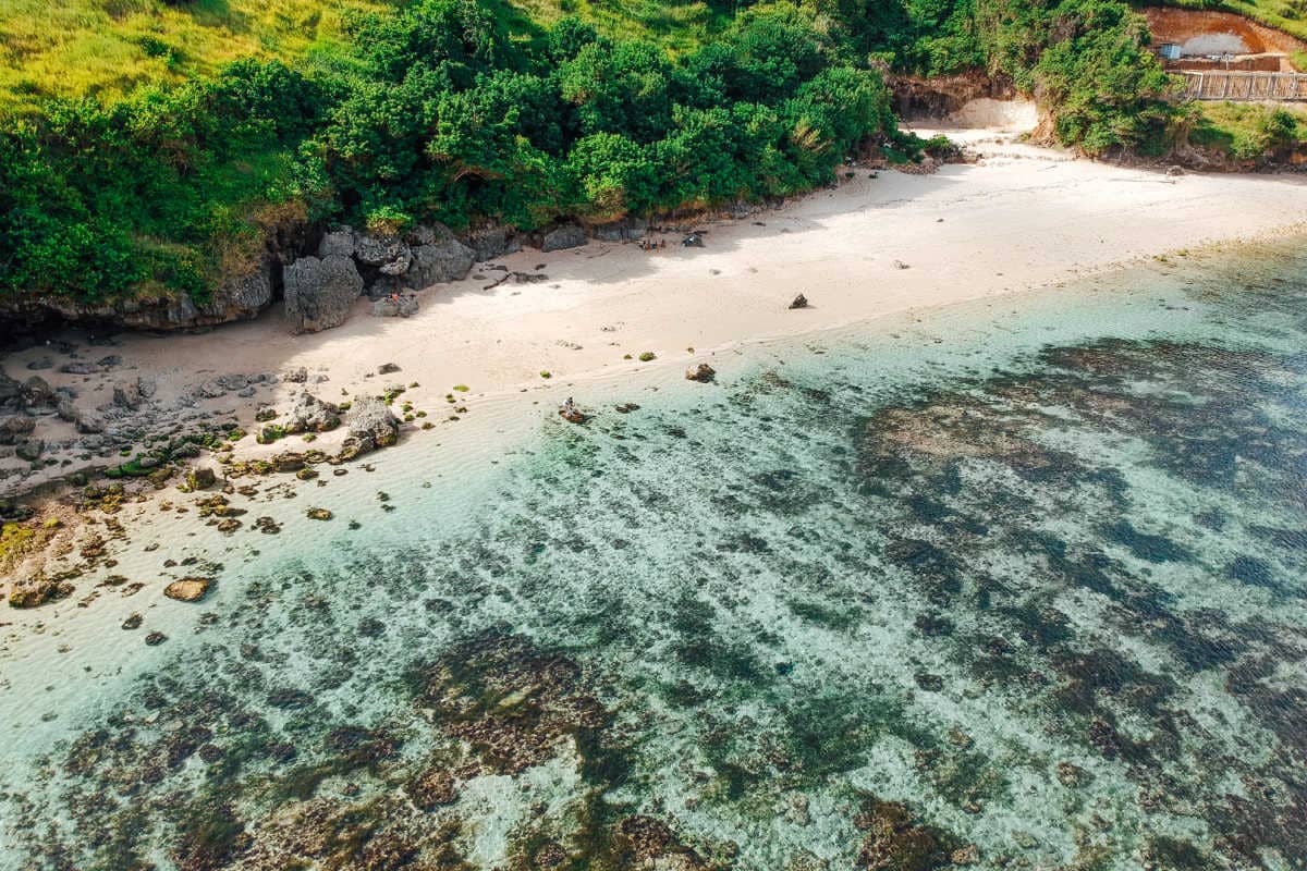 Bãi biển Gunung Payung – vẻ đẹp hoang sơ với cát trắng mịn và những bãi đá tự nhiên tuyệt mỹ