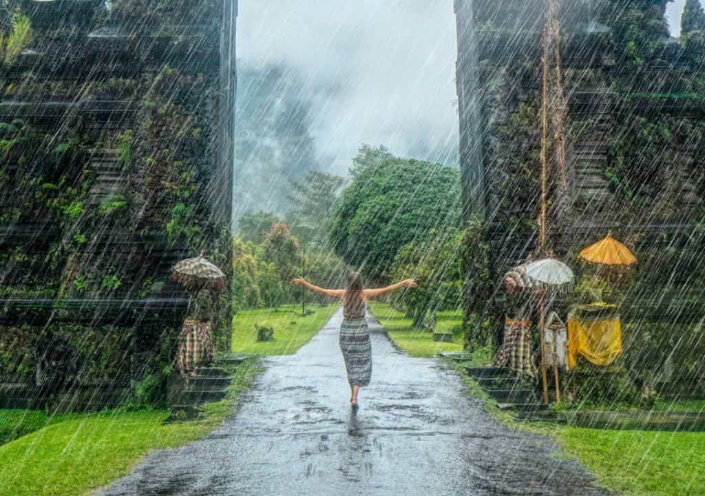 Mùa đông ở Bali thường có mưa nhẹ, mang đến không khí mát mẻ và yên bình hơn