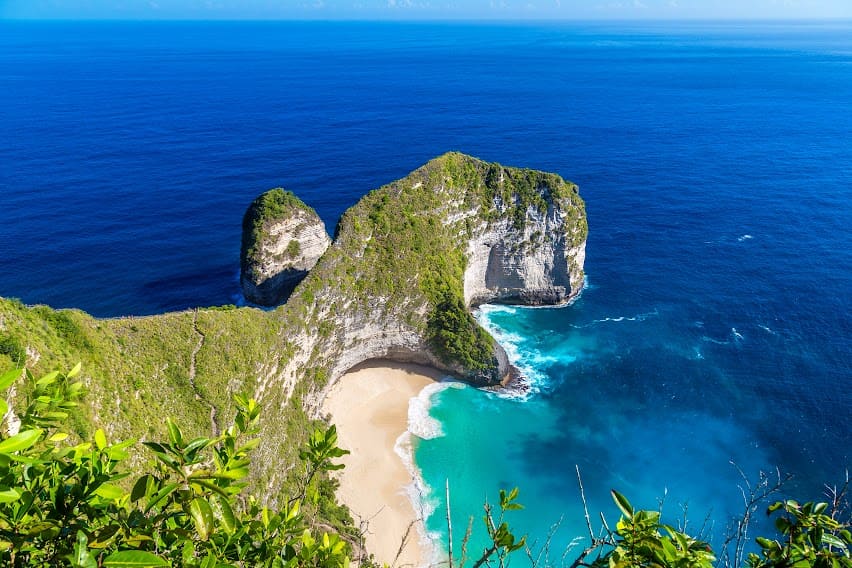 Mùa hè ở Bali rực rỡ nắng vàng, biển xanh trong và sôi động lễ hội