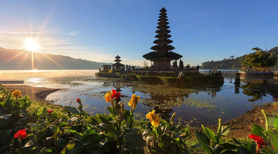 Mùa xuân ở Bali ngập tràn nắng ấm, hoa nở rực rỡ và không khí dễ chịu