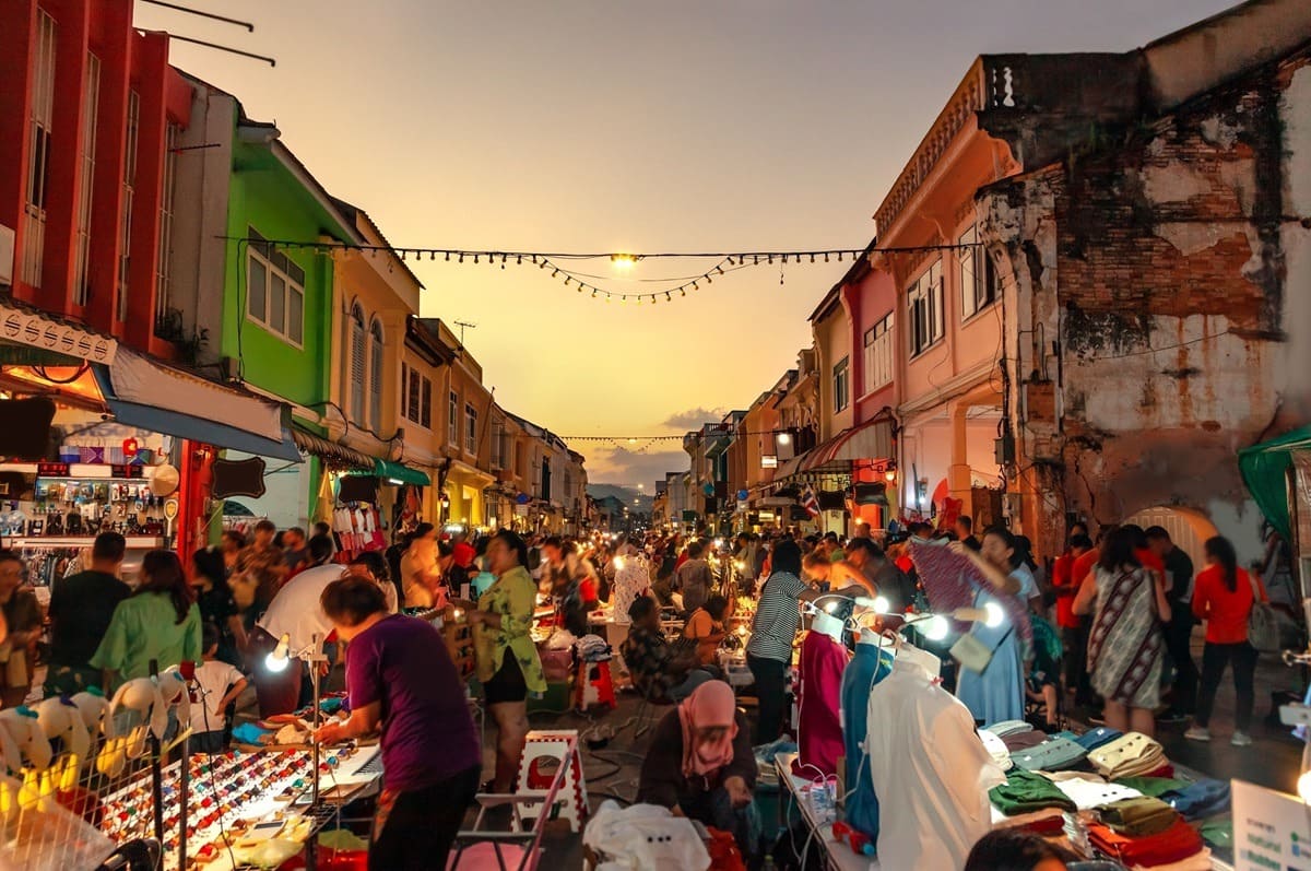 phố cổ phuket Trải nghiệm không khí sôi động tại chợ đêm Thalang