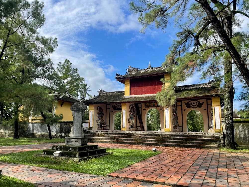 Chùa Thiên Mụ còn được biết đến với tên gọi chùa Linh Mụ