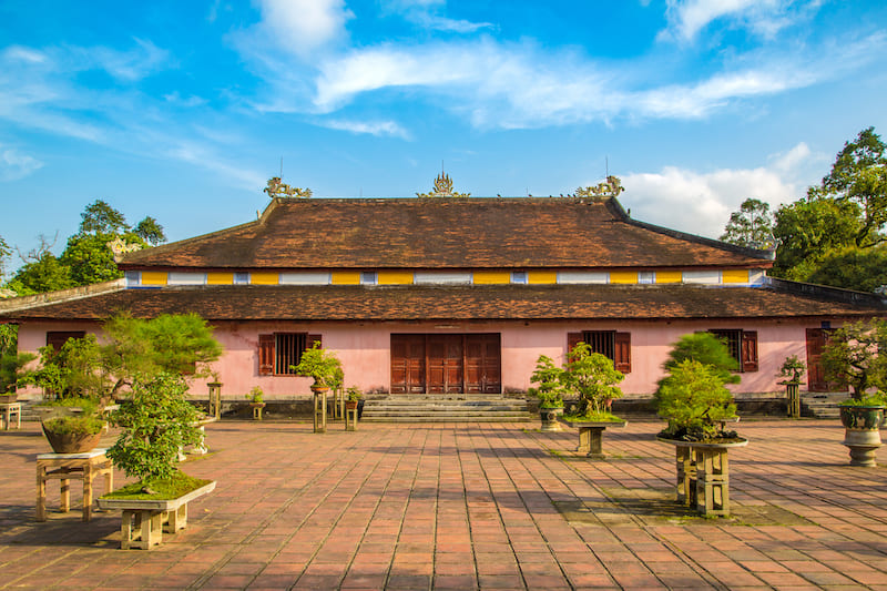 Điện Đại Hùng – chính điện trang nghiêm thờ Phật tại chùa Thiên Mụ