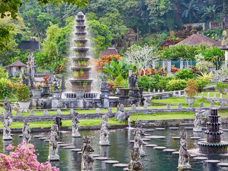 Cung điện nước Tirta Gangga nổi bật với hồ nước trong xanh và kiến trúc tinh xảo