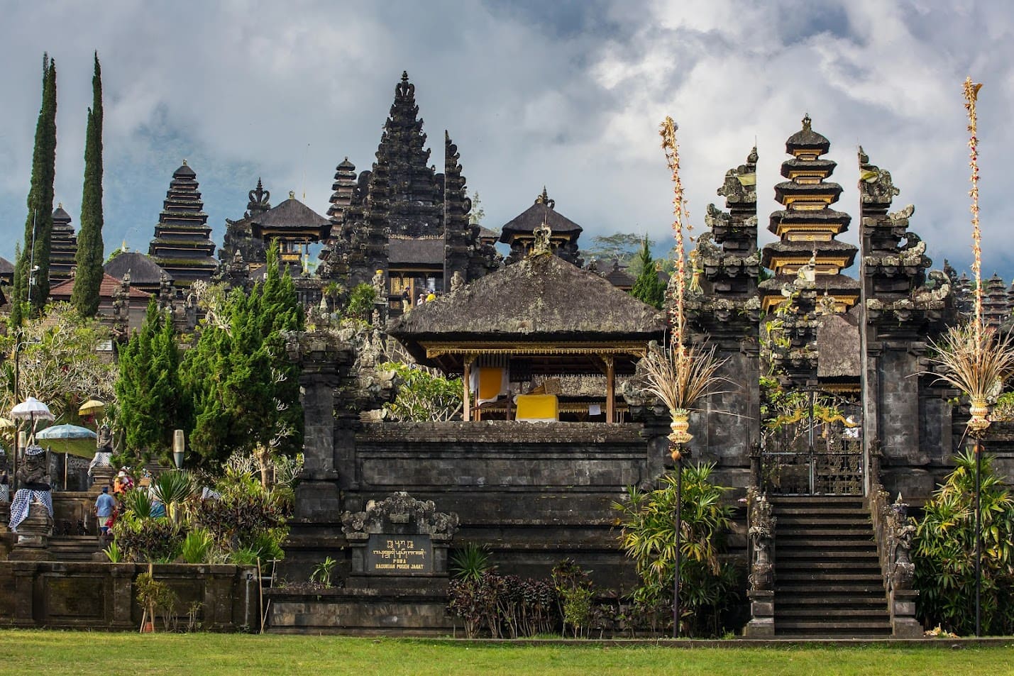 Đền Besakih – ngôi đền Mẹ linh thiêng và cổ kính nhất Bali, nằm uy nghi trên sườn núi Agung