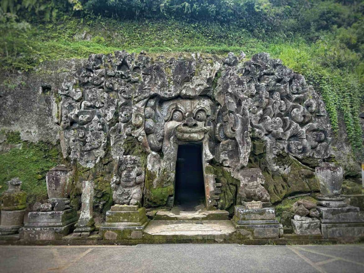 Đền Goa Gajah – ngôi đền cổ bí ẩn với cửa hang chạm khắc đầu voi độc đáo, mang đậm dấu ấn tâm linh Bali